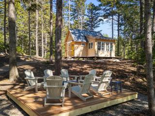Lindquist Cottage | Waterfront Studio with King Bed - 0