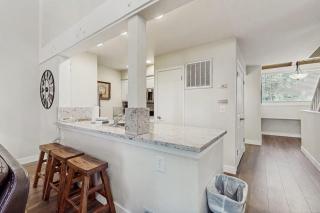 Lovely townhome near lake with wonderful amenities & tons of seasonal activities - 4