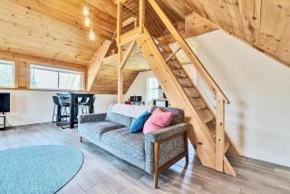 Seaside Farmhouse Loft – Cozy Midcoast Escape - 8