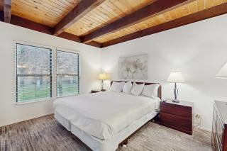 Charming townhome with airy living space amazing amenities & near the beach - 1