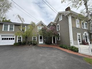 Commanders Cabin, quaint apt steps to downtown - 0