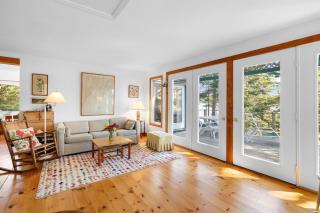 Sea Heather Cottage: Sunny Waterfront Escape for N - 6