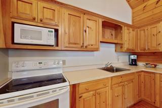 Relaxing three-bedroom dog-friendly cabin w/full kitchen, firepit & A/C - 3