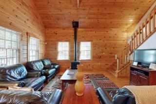 Relaxing three-bedroom dog-friendly cabin w/full kitchen, firepit & A/C - 7