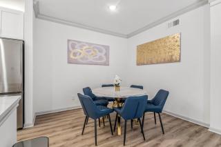 Modern 2BR in River Oaks Pool + Free Parking - 8