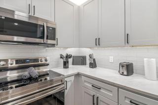 Modern 2BR in River Oaks Pool + Free Parking - 7