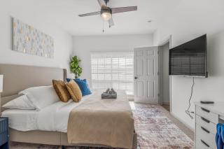 Modern 2BR in River Oaks Pool + Free Parking - 6