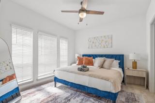 Modern 2BR in River Oaks Pool + Free Parking - 9