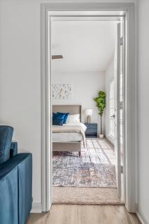 Modern 2BR in River Oaks Pool + Free Parking - 0