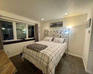 BAKED ALASKA - Cozy Private Queen Room in Shared Living with HOT TUB and DISCOUNTS on TOURS - 8