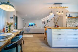NEW! Holiday Home First Of June -Hidden Stone Oasis & Panoramic Spa - 4