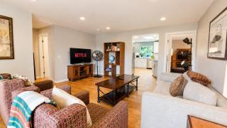 3BR 2BA Beacon Hill Backyard Oasis -Firepit,BBQ Deck, Workspaces and Parking - 9