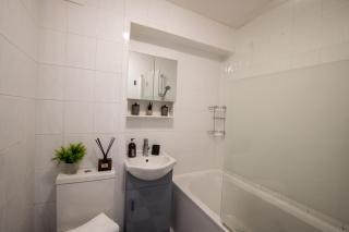 Central Dartford, Parking, WiFi & Workspace, Sleeps 5 - 8