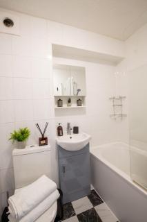 Central Dartford, Parking, WiFi & Workspace, Sleeps 5 - 6