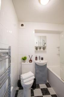 Central Dartford, Parking, WiFi & Workspace, Sleeps 5 - 4