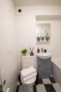 Central Dartford, Parking, WiFi & Workspace, Sleeps 5 - 2