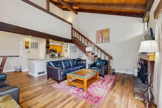 Feel at home in Tahoe with private beach access sauna & lakefront pool - 6