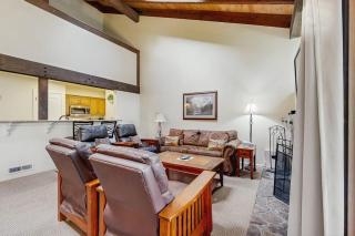 An all-season getaway near Heavenly with private beach access & a lakefront pool - 5