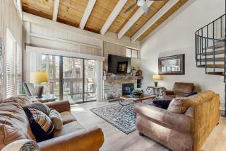 Enjoy the lake from this retreat with private beach access & a waterfront pool - 0