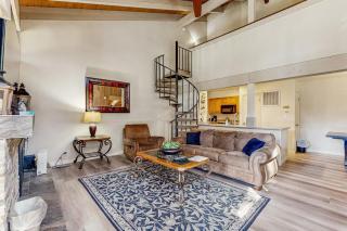 Enjoy the lake from this retreat with private beach access & a waterfront pool - 6