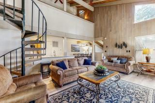 Enjoy the lake from this retreat with private beach access & a waterfront pool - 5