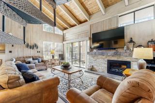 Enjoy the lake from this retreat with private beach access & a waterfront pool - 4