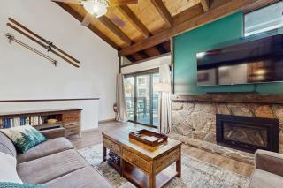 Welcome to a quintessential mountain hideaway brimming with Lake Tahoe charm - 6