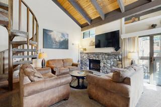 Come for the lake and stay for the pools hot tubs sauna & fireplace - 0