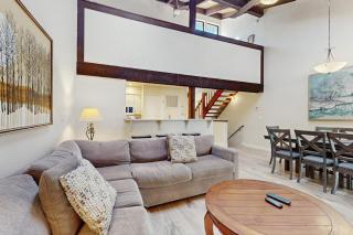 Let reality drift away with the lake view at this townhome with a private beach - 4