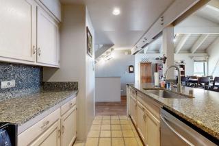 Cozy townhome with private beach access and numerous aquatic amenities to enjoy - 2