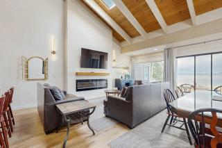 Blissful townhome with gorgeous views of the lake and relaxing amenities - 9