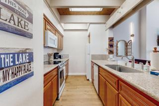 Blissful townhome with gorgeous views of the lake and relaxing amenities - 3