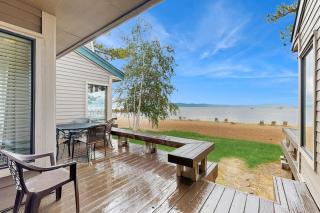 Blissful townhome with gorgeous views of the lake and relaxing amenities - 0