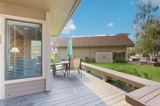 Lovely townhome with soothing lake view from the deck and relaxing amenities - 9