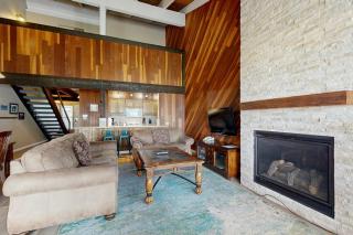 Lovely townhome with soothing lake view from the deck and relaxing amenities - 6
