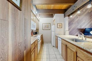 Lovely townhome with soothing lake view from the deck and relaxing amenities - 2