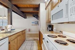 Lovely townhome with soothing lake view from the deck and relaxing amenities - 1