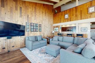 Waterfront townhome with picturesque lake views and a plethora of fun amenities - 0