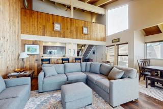 Waterfront townhome with picturesque lake views and a plethora of fun amenities - 7