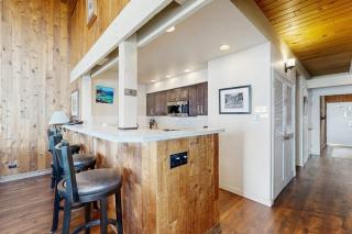 Waterfront townhome with picturesque lake views and a plethora of fun amenities - 3