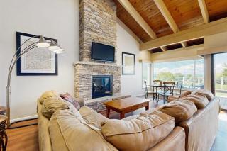 Relaxing townhome with gorgeous views of the water and numerous amenities - 0