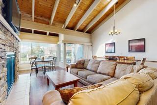 Relaxing townhome with gorgeous views of the water and numerous amenities - 6