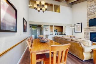 Relaxing townhome with gorgeous views of the water and numerous amenities - 1