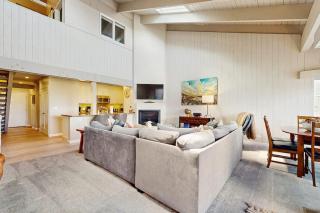 Lakeside modern villa with fireplaces resort amenities grill WD & internet - 6