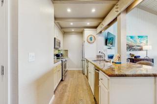 Lakeside modern villa with fireplaces resort amenities grill WD & internet - 3