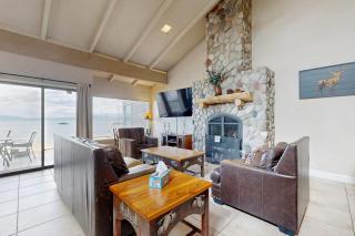Tranquil townhome with picturesque lake views and an abundance of amenities - 0