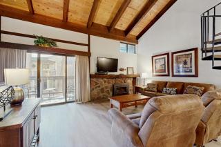 Three-Story Condo & Loft w Free WiFi Gas Fireplace Shared Pool Hot Tub & WD - 5