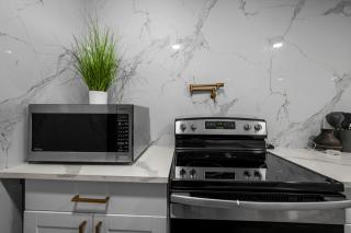 Spacious Galleria Apartment with Free Park - 8
