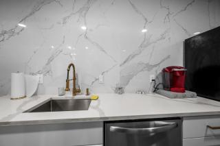 Spacious Galleria Apartment with Free Park - 5