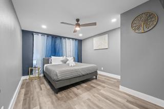 Classy and Chic 2BR Home near Galleria - 7